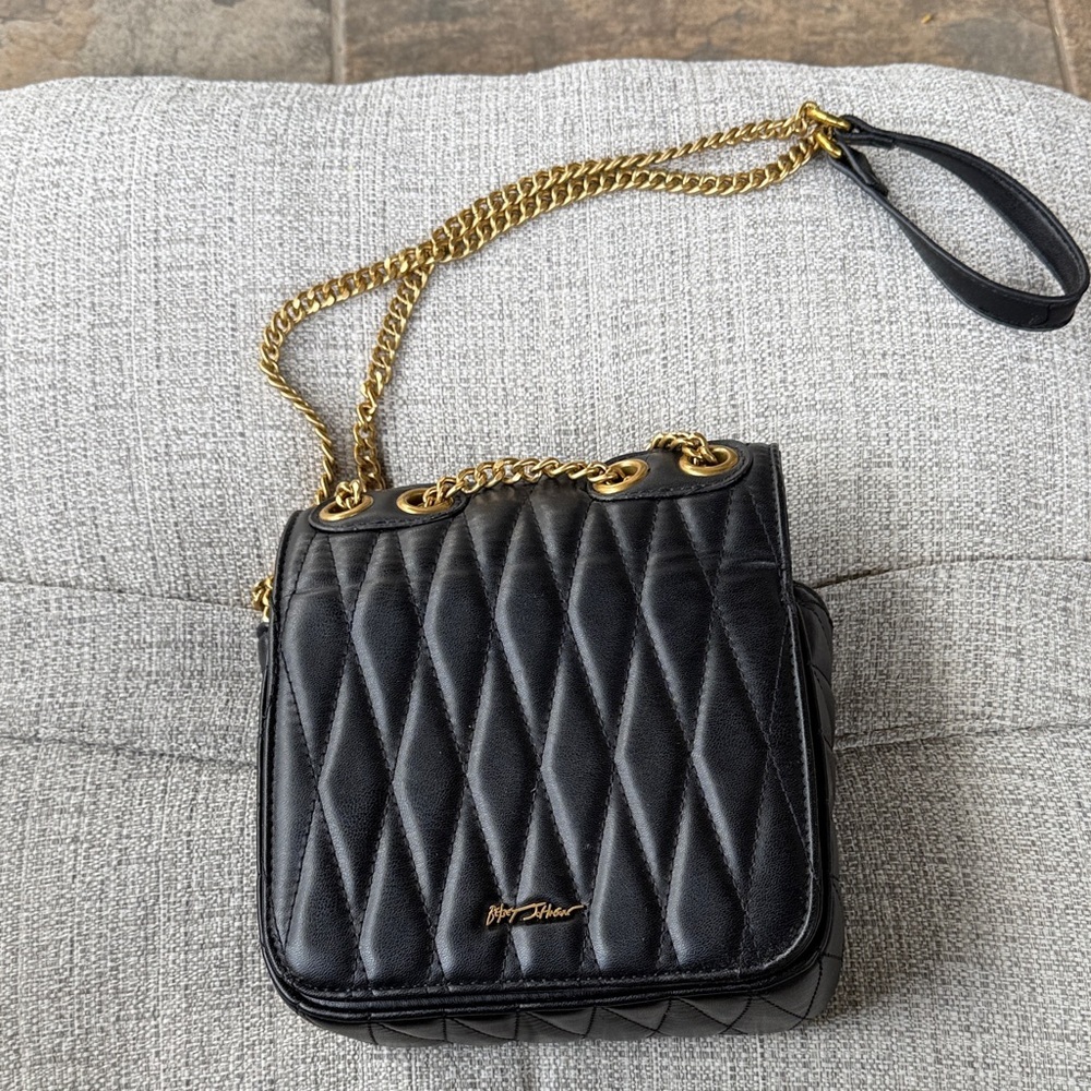 Betsey Johnson Elegant Black Quilted Bag with Gold Chain - Picture 4 of 5